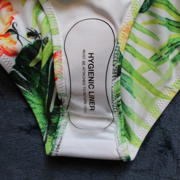 HP 💕 NWT White and Floral Cupshe Bikini - Picture 5 of 8